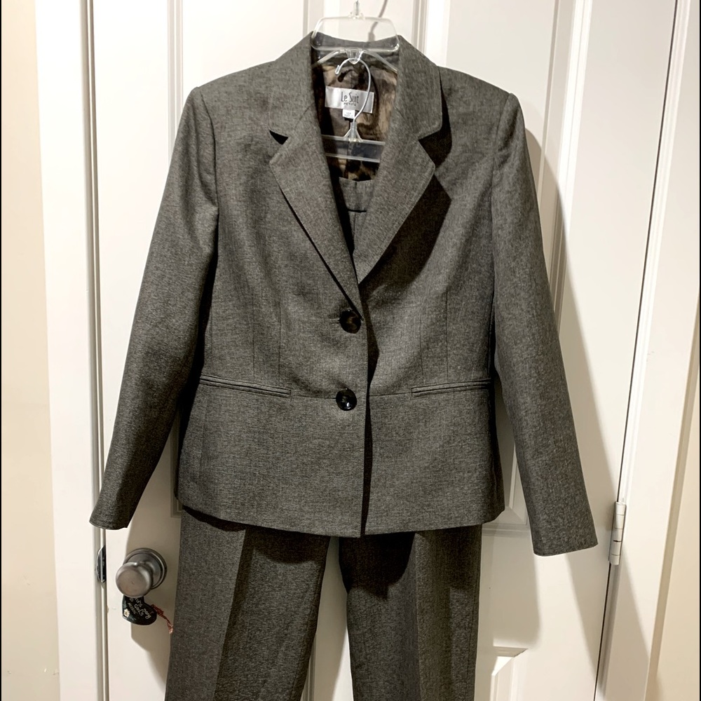 New Le Suit Petite business suit. Size 10P. Gray texture fabric 2 buttons.